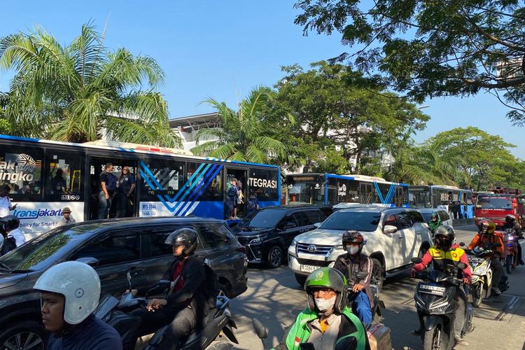 Bus transjakarta menumpuk di busway menuju Halte Indosiar, Jakarta Barat, Selasa (18/7/2023). Bus mengantre karena salah satu armada mogok. 