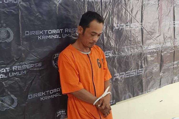 Tersangka Eeng Praza (43) saat berada di Polda Sumsel. ia ditangkap polisi lantaran telah membantai satu keluarga di Kabupaten Musi Banyuasin (Muba).