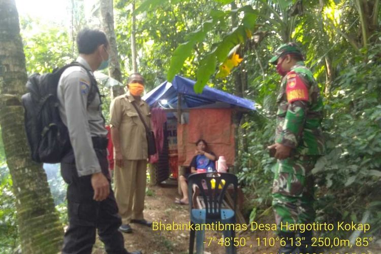 Dengan niat sendiri seorang warga isolasi mandiri di pekarangan rumahnya di Pedukuhan Menguri, Hargotirto, Kapanewon Kokap, Kulon Progo, DI Yogyakarta. Ia pulang setelah pabriknya di Tangerang merumahkan semua buruh.