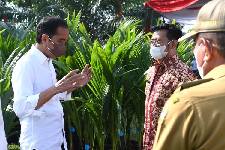 Presiden Joko Widodo (Jokowi) berbincang dengan Menteri Pertanian (Mentan) Syahrul Yasin Limpo (SYL) dalam cara Puncak Peringatan Hari Keluarga Nasional Ke-29 Tahun 2022 di Medan, Rabu (7/7/2022).
