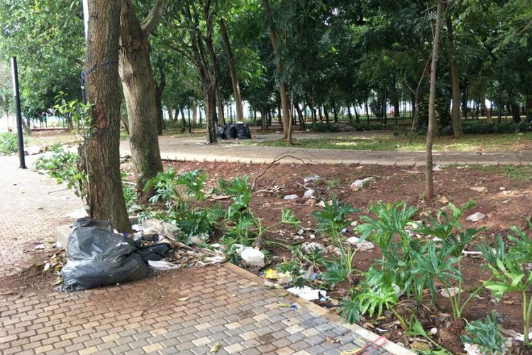 Sampah masih berserakan di taman sekitar Stadion Utama Gelora Bung Karno (SUGBK), Senayan, Jakarta Pusat, dua hari pasca-final Piala Presiden, Senin (19/2/2018).