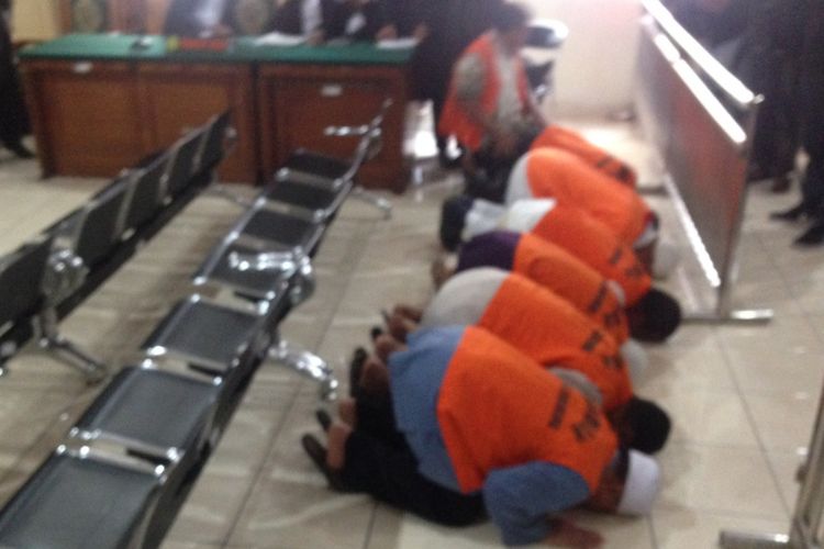 Para terdakwa pelaku Sweeping di resto sosial Kitcen di Pengadilan Negeri Semarang, Rabu (31/5/2017). 10 dari 12 terdakwa divonis bebas dalam kasus tersebut.

