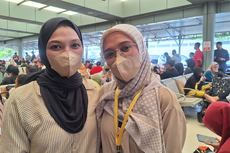 Yunda (24) dan Rosita (16) pemudik asal Purwokerto di Stasiun Pasar Senen, Jakarta Pusat. Selasa (16/4/2024).