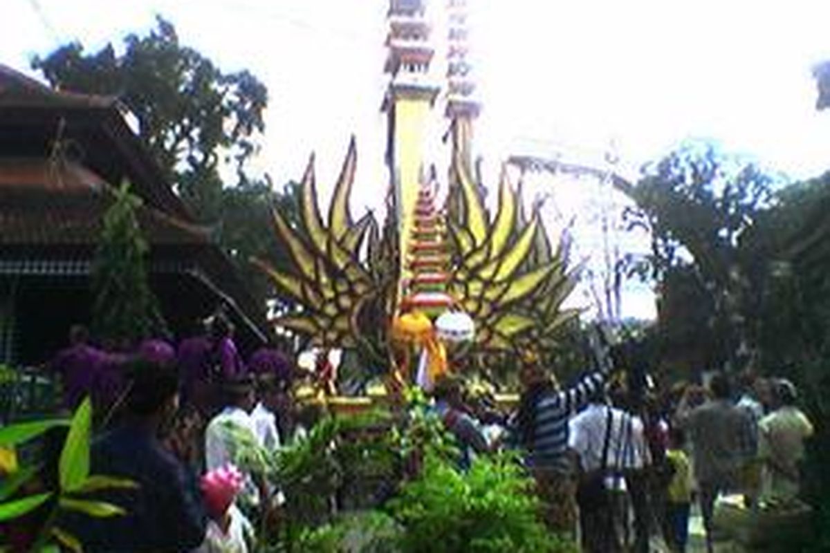 Bade siap diberangkatkan menuju pemakaman dan selanjutnya dibakar, Selasa (15/7) 