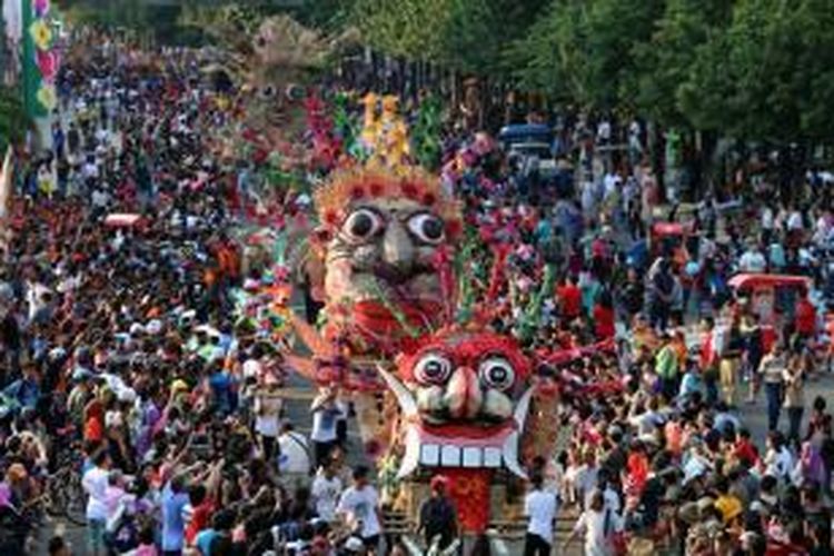 Peserta festival budaya Jakarnaval 2014 melintasi Jalan MH Thamrin, Jakarta Pusat, Minggu (22/6). Festival Budaya Jakarnaval 2014 yang diikuti 1200 peserta serta 30 mobil hias dengan mengangkat tema 