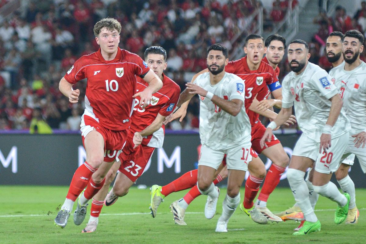 Penyerang Timnas Indonesia Ole Romeny dkk hendak menyambut sepak pojok di kotak penalti pada pertandingan lanjutan ronde ketiga Kualifikasi Piala Dunia 2026 Zona Asia, Selasa (25/3/2025) di Stadion Utama Gelora Bung Karno, Jakarta.