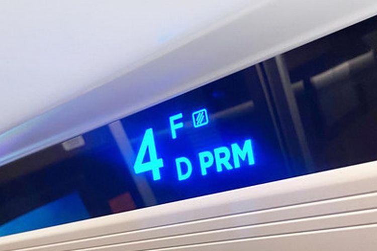 Tangkapan layar tanda yang menjukkan letak kursi PRM di kereta cepat Whoosh.