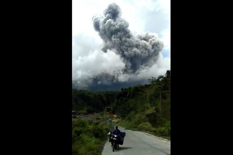 Mount Merapi emits hot clouds on Wednesday (27/1/2021)