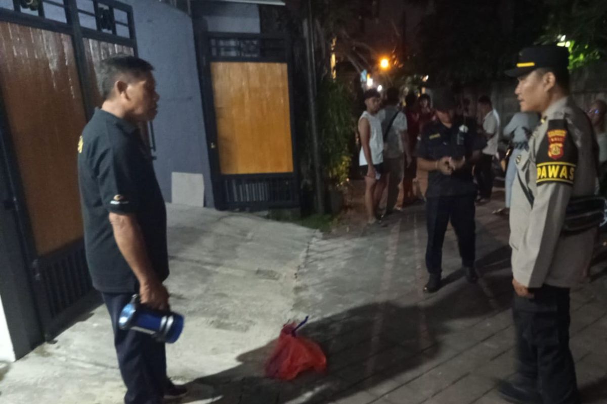 Polisi saat melakukan olah tempat kejadian perkara dalam kasus penemuan jasad bayi di Desa Kedonganan, Kecamatan Kuta, Kabupaten Badung, Provinsi Bali, pada Senin (1/12/2025). /Dok. Polsek Kuta 