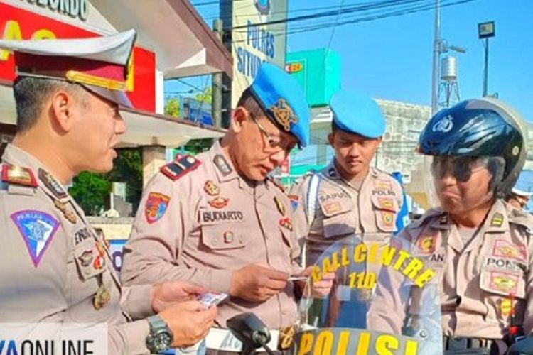 Anggota polisi saat melakukan pemeriksaan surat kendaraan di pintu masuk Mapolres Situbondo.