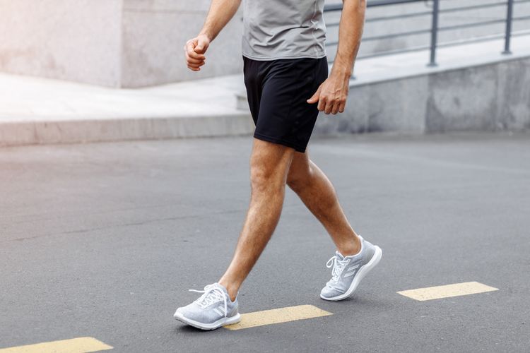 Salah satu manfaat jalan kaki 10.000 langkah setiap hari untuk kesehatan adalah menguatkan otot dan sendi kaki.