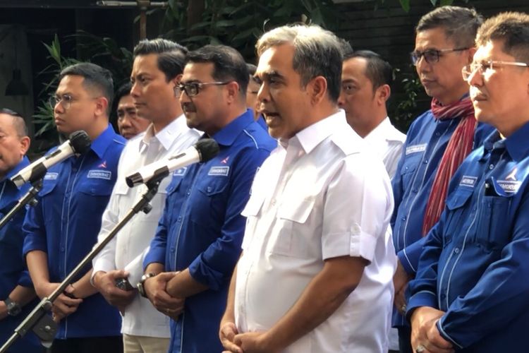 Sekretaris Jenderal Partai Gerindra Ahmad Muzani memberikan keterangan setelah bertemu Sekjen Partai Demokrat Teuku Riefky Harsya di kantor DPP Partai Demokrat, Jalan Proklamasi, Menteng, Jakarta, Kamis (20/7/2023). 