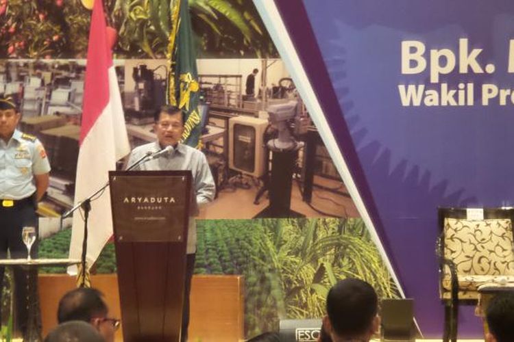 Wakil Presiden Jusuf Kalla saat membuka Dialog Ekonomi Nasional yang diselenggarakan Kadin Provinsi Jawa Barat di Hotel Aryaduta, Bandung, Selasa (24/1/2017).