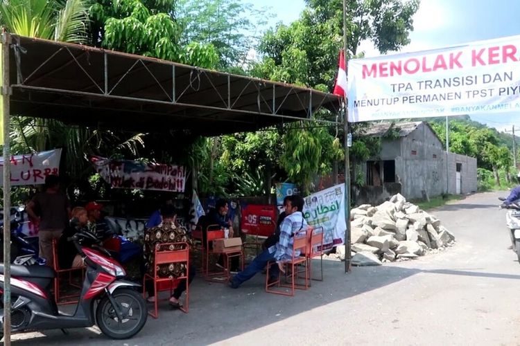 Warga Berjaga di Sekitar Pintu Masuk TPST Piyungan, Bantul DI Yogyakarta Senin (9/5/2022)