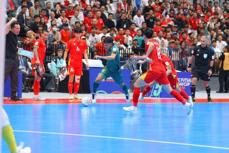 Pemain timnas futsal Indonesia Firman Adriansyah beraksi dalam ajang AFC Futsal ASIAN CUP 2026 di Indonesia Arena, Jakarta Pusat, Selasa (3/2/2026).
