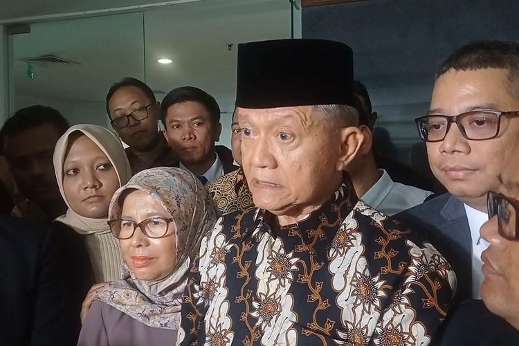 Wakil Ketua Umum Majelis Ulama Indonesia (MUI) Anwar Abbas usai sidang mediasi di Pengadilan Negeri (PN) Jakarta Pusat, pada Rabu (30/8/2023).