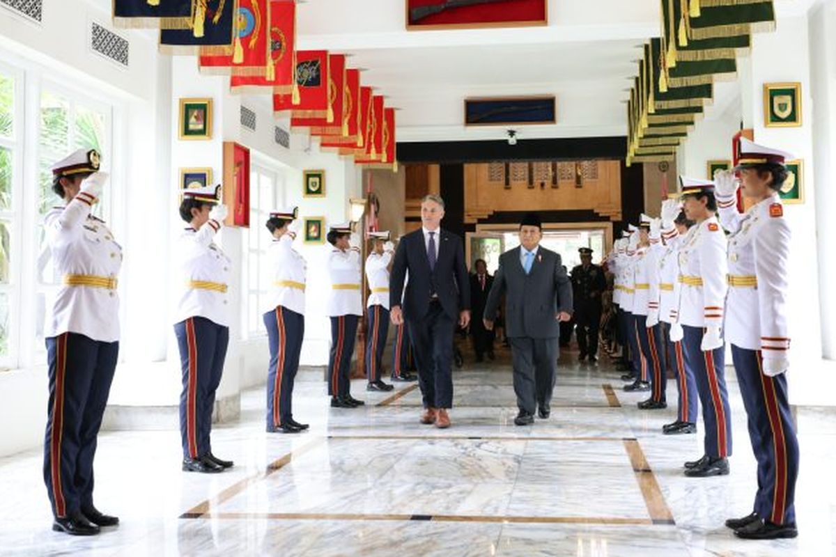 Menteri Pertahanan (Menhan) Australia H.E. Richard Marles MP didampingi Menhan Prabowo Subianto di kantor Kemhan RI Jakarta, Jumat (23/2/2024) disambut dengan jajar kehormatan.