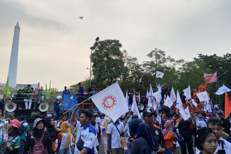 Serikat Buruh saat merayakan May Day di depan Kantor Gubernur Jatim, (1/5/2025)