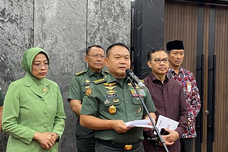 Kepala Staf TNI Angkatan Darat (KSAD) Jenderal Dudung Abdurachman usai meluncurkan aplikasi e-Stuntad dan e-Posyandu di Markas Besar TNI AD (Mabesad), Jakarta Pusat, Selasa (5/9/2023).