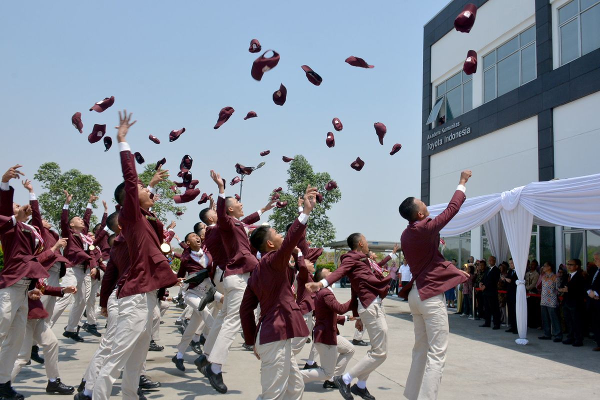 63 siswa Toyota Indonesia Academy (TIA) rayakan wisuda