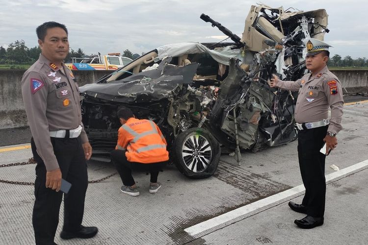 Kondisi mobil Toyota Alphard rusak parah akibat terlibat kecelakaan di ruas jalan tol Semarang-Solo KM 490 jalur A tepatnya di Dukuh Singit, Desa Trayu, Kecamatan Banyudono, Kabupaten Boyolali, Jawa Tengah, Kamis (24/11/2022).