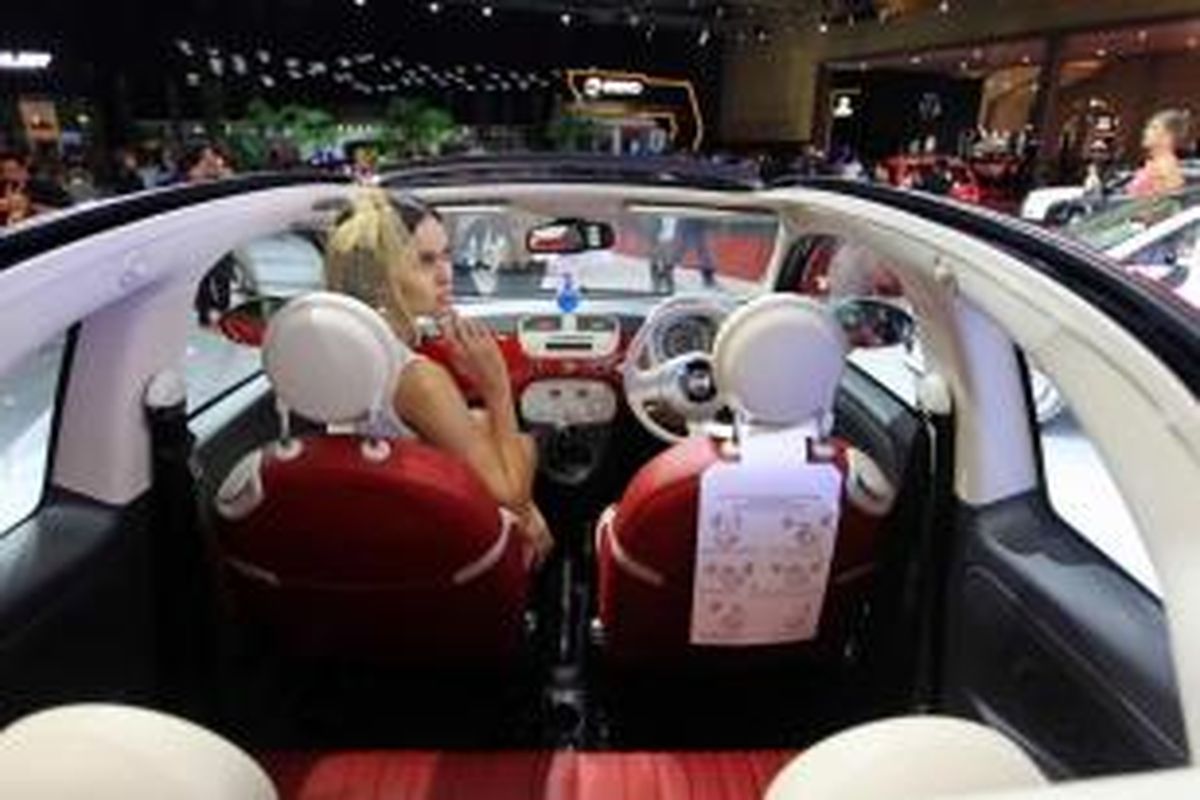 Sales promotion girls di dalam mobil yang dipamerkan dalam Indonesia International Motor Show (IIMS) 2015 di  JIExpo, Kemayoran, Jakarta, Rabu (19/8/2015). Setiap tenaga personal selling wajib dibekali dengan kemampuan komunikasi antar pribadi (interpersonal communication) yang baik. Kemampuan inilah yang menjadi bekal utama tenaga personal selling dalam melakukan tugasnya: merayu para calon konsumen!