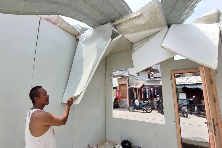Kondisi 16 kontrakan di bilangan Jelambar, Jakarta Barat, yang rusak akibat diterjang angin kencang, Sabtu (26/11/2022) kemarin, masih terlihat porak poranda pada Senin (28/11/2022)