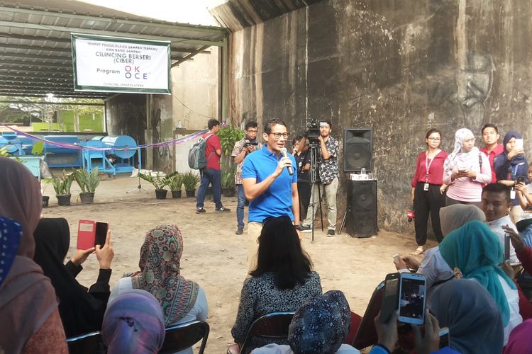 Calon wakil gubernur DKI Jakarta nomor pemilihan tiga Sandiaga Uno meresmikan bank sampah yang berlokasi di Jalan Bulak Cabe, Cilincing, Jakarta Utara, Rabu (12/4/2017). Bank sampah yang diresmikan Sandi adalah tempat pengolahan sampah terpadu yang sudah diwacanakannya sejak tahun lalu.