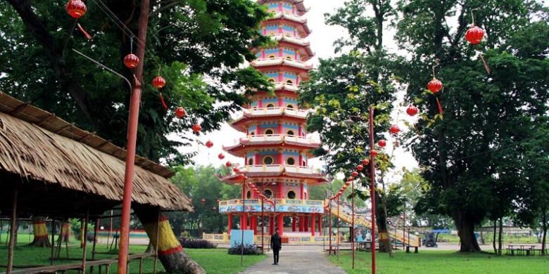 Jalan menuju pagoda sembilan lantai di kompleks Kelenteng Hok Cing Bio di Pulau Kemaro, Palembang, Sumatera Selatan, Jumat (24/1/2014), sudah mulai dihiasi lampion. 