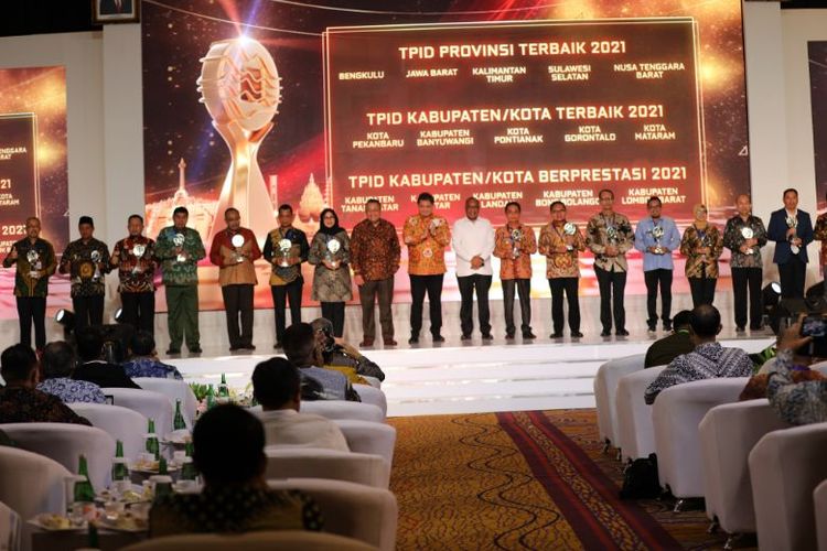 Penyerahan penghargaan TPID Terbaik Tingkat Provinsi dalam Rakorpusda 2022 di Surabaya, Jawa Timur, Rabu (14/9/2022) 

