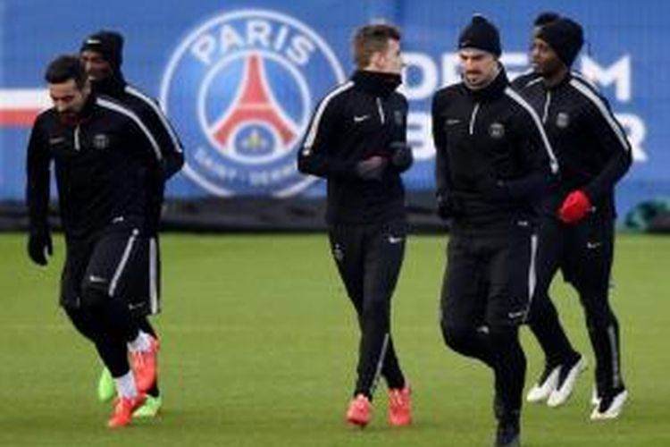 Para pemain Paris Saint-Germain menjalani latihan di Saint-Germain-en-Laye, Paris, Senin (16/2/2015), jelang laga melawan Chelsea pada leg pertama babak 16 besar Liga Champions di Parc des Princes, Paris, Selasa (17/2/2015).