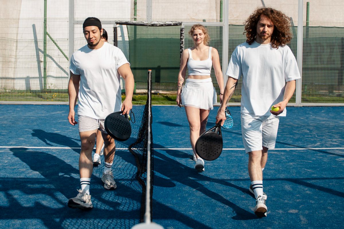 Ilustrasi sekelompok pemuda yang gemar bermain padel.