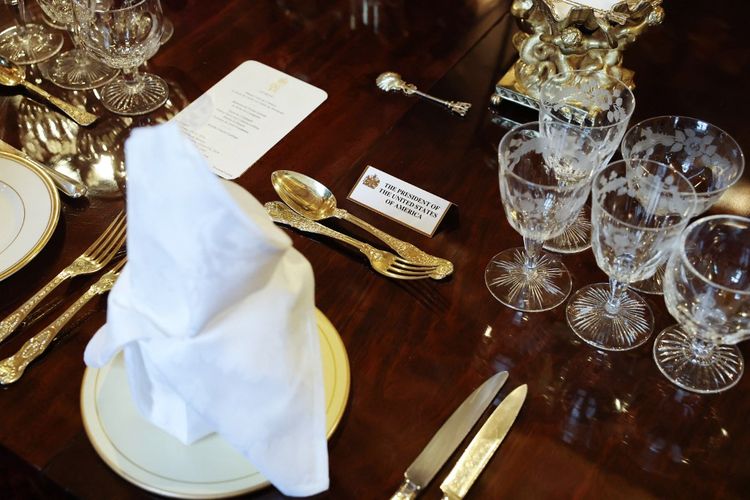 Pengaturan tempat duduk terlihat di meja perjamuan di St George's Hall tempat Presiden AS Donald Trump dan Ibu Negara AS Melania Trump dalam perjamuan makan malam di Kastel Windsor, di Windsor, pada 17 September 2025.