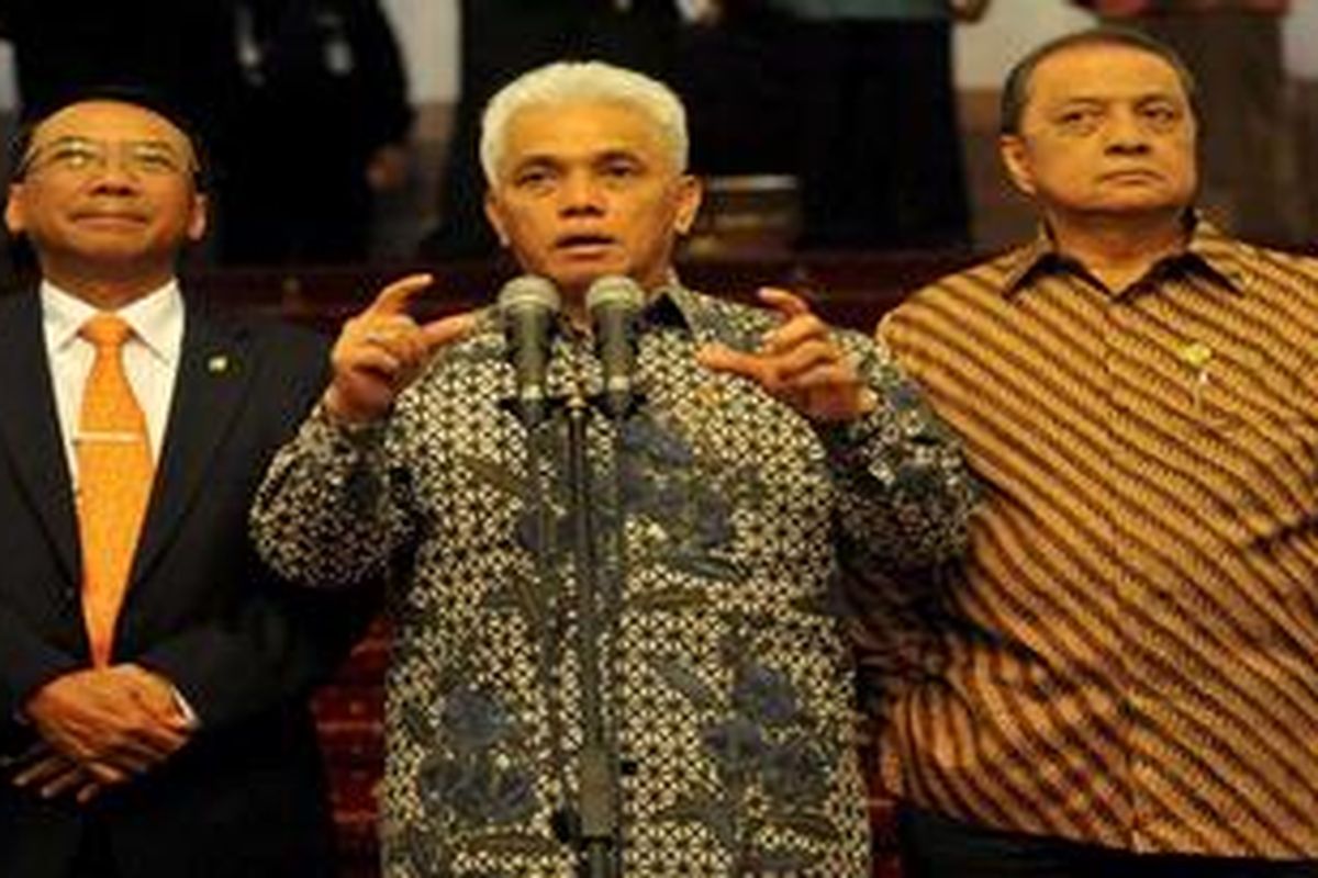 Menteri Koordinator Bidang Perekonomian Hatta Rajasa (tengah) bersama Menteri ESDM Jero Wacik dan Menteri Perindustrian MS Hidayat memberikan keterangan kepada wartawan seusai rapat koordinasi terbatas di Kantor Kementrian ESDM Jakarta, Selasa (13/11/2012). Rapat tersebut antara lain membahas putusan MA yang mencabut pasal 21 Permen ESDM No 7 tahun 2012 tentang larangan ekspor nikel dan putusan MK soal BP Migas yang bertentangan dengan konstitusi.  