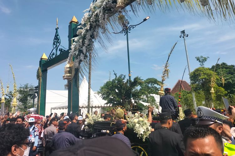 Rombongan kirab pengantin Kaesang Pangarep dengan Erina Gudono tiba di Pura Mangkunegaran, Kota Solo, Jawa Tengah, Minggu (11/12/2022).