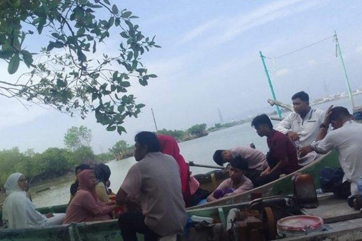 Dani Rujito bersama keluarganya berziarah ke makam ayah dan kakeknya yang sudah berubah menjadi air laut di pesisir Tambakrejo, Kota Semarang, Rabu (10/4/2024).