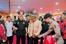 Saat Presiden Jokowi Kenakan Jaket Hadiah dari Perancang Busana Asli Papua...