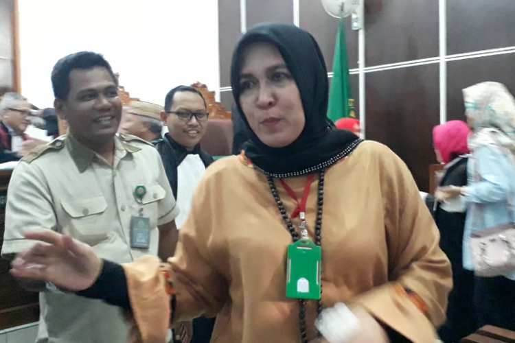 Terdakwa Asma Dewi seusai divonis 5 bulan 15 hari oleh majelis hakim Pengadilan Negeri Jakarta Selatan, Kamis (15/3/2018).