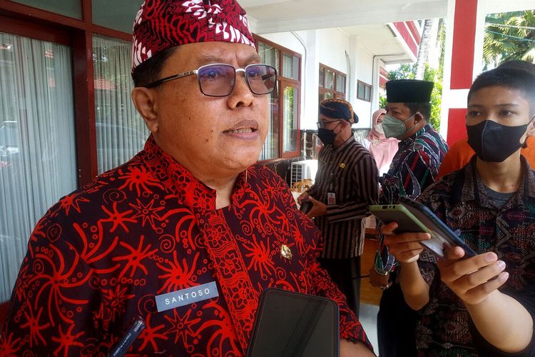 Wali Kota Blitar Santoso menjawab pertanyaan wartawan, Rabu (2/2/2022)