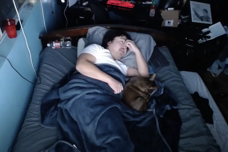 Asian Andy, seorang streamer Twitch yang berhasil menerima donasi sebesar 16.000 dollar AS (sekitar Rp 223 juta) hanya dengan tertidur sepanjang live streaming berlangsung