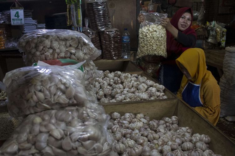 Pedagang membersihkan bawang putih di salah satu toko di Pasar Induk Kramat Jati, Jakarta Timur, Rabu (5/2/2020). Kenaikan harga bawang putih terjadi karena pasokan bawang putih impor dari negara pemasoknya, China berkurang.