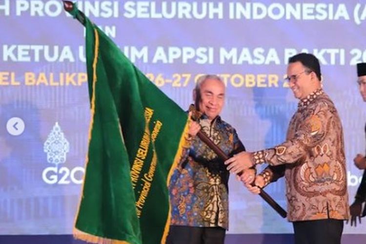Anies Baswedan (kanan) menyerahkan tongkat bendera APPSI kepada Gubernur Kalimantan Timur Isran Noor, Kamis (27/10/2022). 
