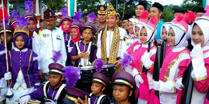 Menteri Pemuda dan Olahraga Imam Nahrawi berfoto bersama para siswa di daerah Krui, Lampung setelah membuka Liga Santri Nusantara 2018, Jumat (13/4/2018) sore.