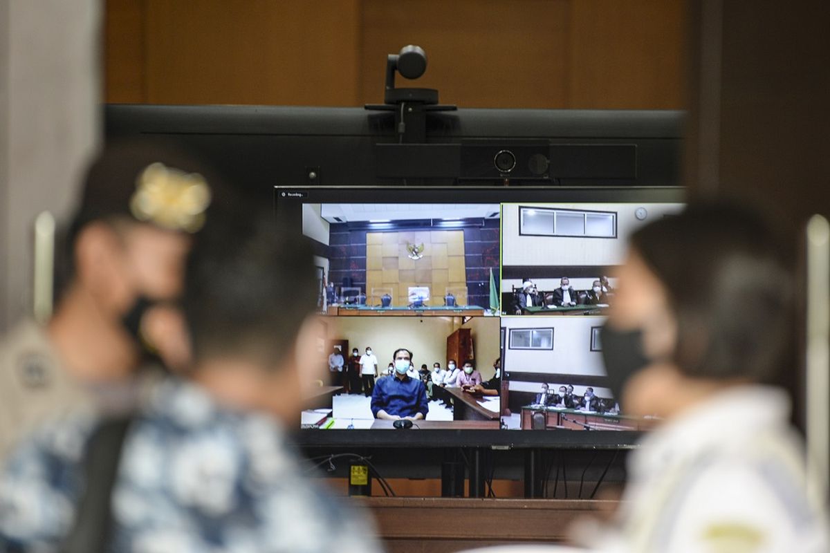 Layar televisi menampilkan jalannya sidang perdana kasus dugaan terorisme dengan terdakwa Munarman yang berjalan secara daring di Pengadilan Negeri Jakarta Timur, Rabu (1/12/2021). Sidang perdana yang berjalan secara daring tersebut beragendakan pembacaan dakwaan dari Jaksa Penuntut Umum. ANTARA FOTO/M Risyal Hidayat/foc.