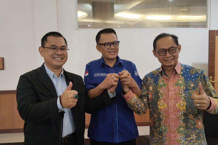 Dua bakal calon Wali Kota Bandung dari Partai Demokrat Arfi Rafnialdi (kiri) serta Dandan Riza Wardana (kanan) berfoto bersama Ketua DPC Partai Demokrat Kota Bandung, Aan Andi Purnama.