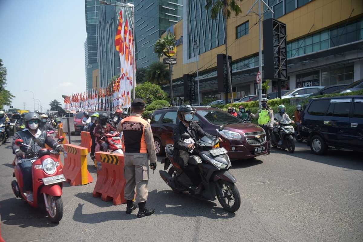 Sejumlah kendaraan melintas di Pos Penyekatan Bundaran Waru depan Mal City of Tomorrow (Cito), perbatasan Kota Surabaya dan Kabupaten Sidoarjo, Sabtu (22/5/2021).