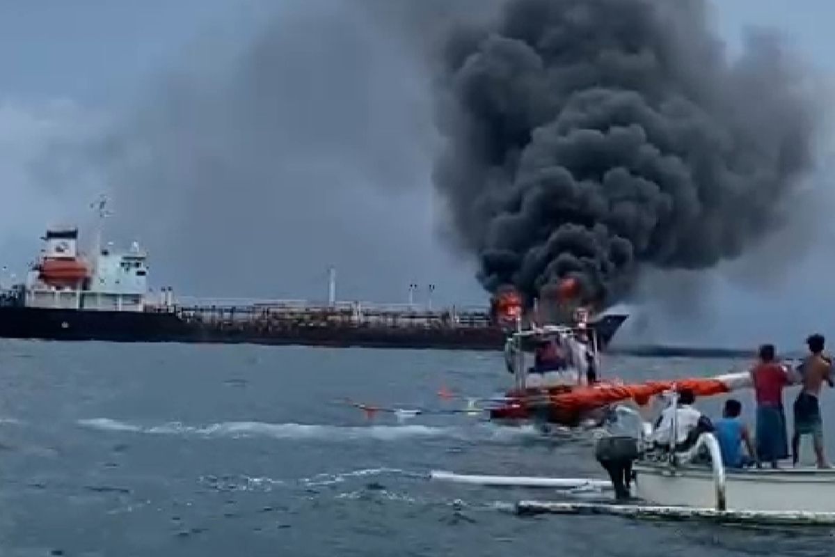 Sebuah kapal tangket pembawa bahan bakar minyak (BBM) terbakar di pantai Ampenan, lokasi Depo Pertamina Ampenan, Kota Mataram, pukul 15.00 wita, Minggu (26/3/2023)