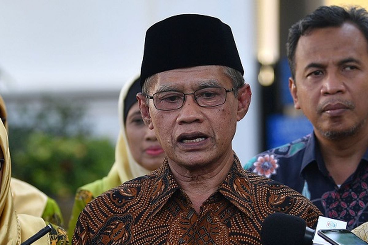 Ketua Umum PP Muhammadiyah Haedar Nashir (kedua kiri) bersama Ketua Umum PP Aisyiyah Siti Noordjannah Djohantini (kiri) memberikan keterangan kepada wartawan seusai bertemu dengan Presiden Joko Widodo di Kompleks Istana Kepresidenan, Jakarta, Senin (2/3/2020). Kedatangannya tersebut untuk mensosialisasikan dan mengundang Presiden untuk hadir dalam Muktamar ke-48 Muhammadiyah dan Aisyiyah pada 1-5 Juli 2020 di Kota Solo, Jawa Tengah. ANTARA FOTO/Sigid Kurniawan/ama.
