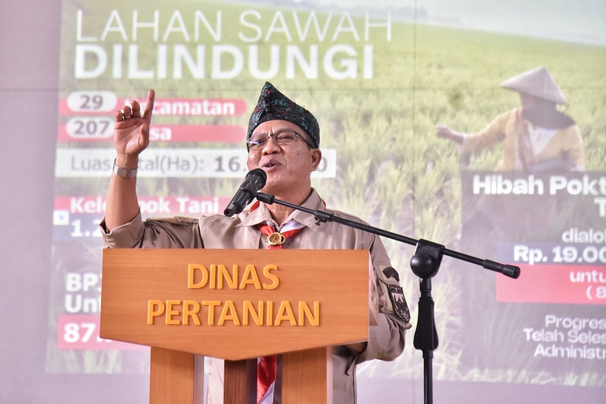 Bupati Bandung Dadang Supriatna saat menghadiri Pelantikan Pengurus Kontak Tani Nelayan Andalan (KTNA) Kabupaten Bandung masa bakti 2024-2029 di Gedung Oryza Sativa Distan Kabupaten Bandung, Komplek Pemkab Bandung, Soreang, Senin (1/7/2024).
