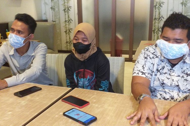ZU (19) didampingi pengacaranya saat konferensi pers di Pekanbaru, Riau, untuk menyampaikan bahwa dirinya telah berbohong diperkosa empat pria, Selasa (21/12/2021).